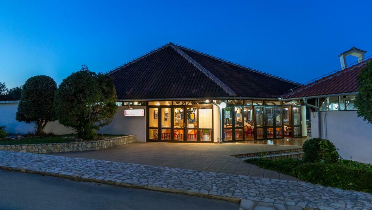 Victoria Mobilehome Jezera Village Holiday Resort Exterior photo